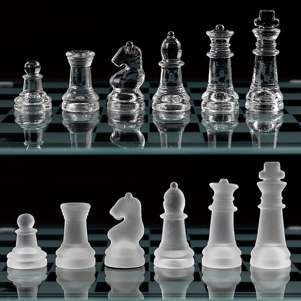 Glasschach mit durchscheinenden Schachfiguren
