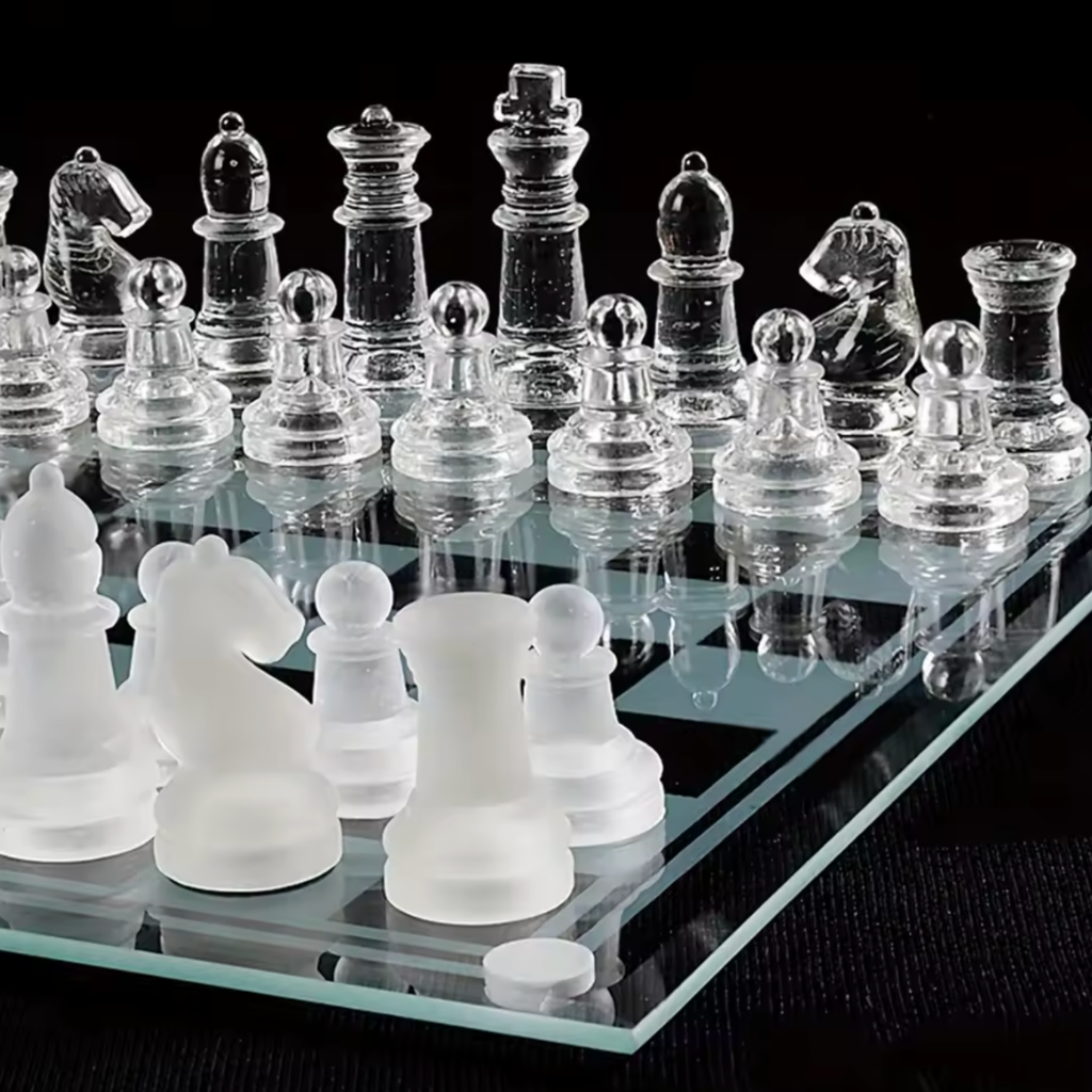 Schachbrett aus Glas mit 32 Figuren