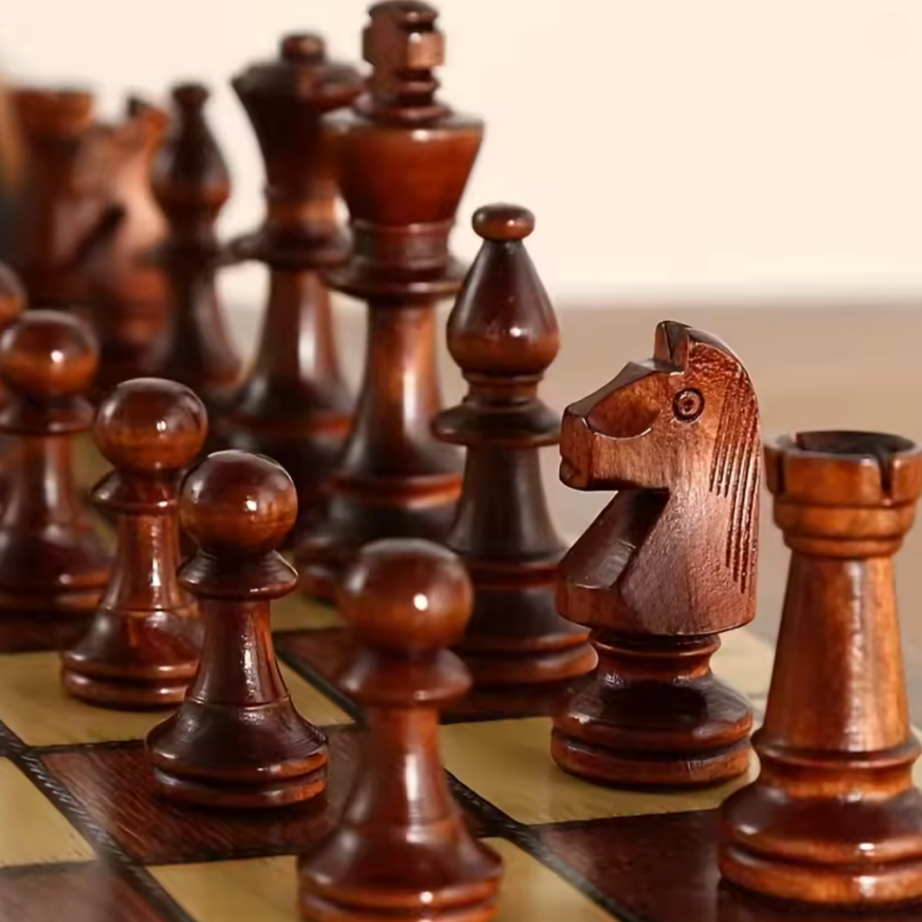 Schachbrett aus Holz mit Filzspielfeld