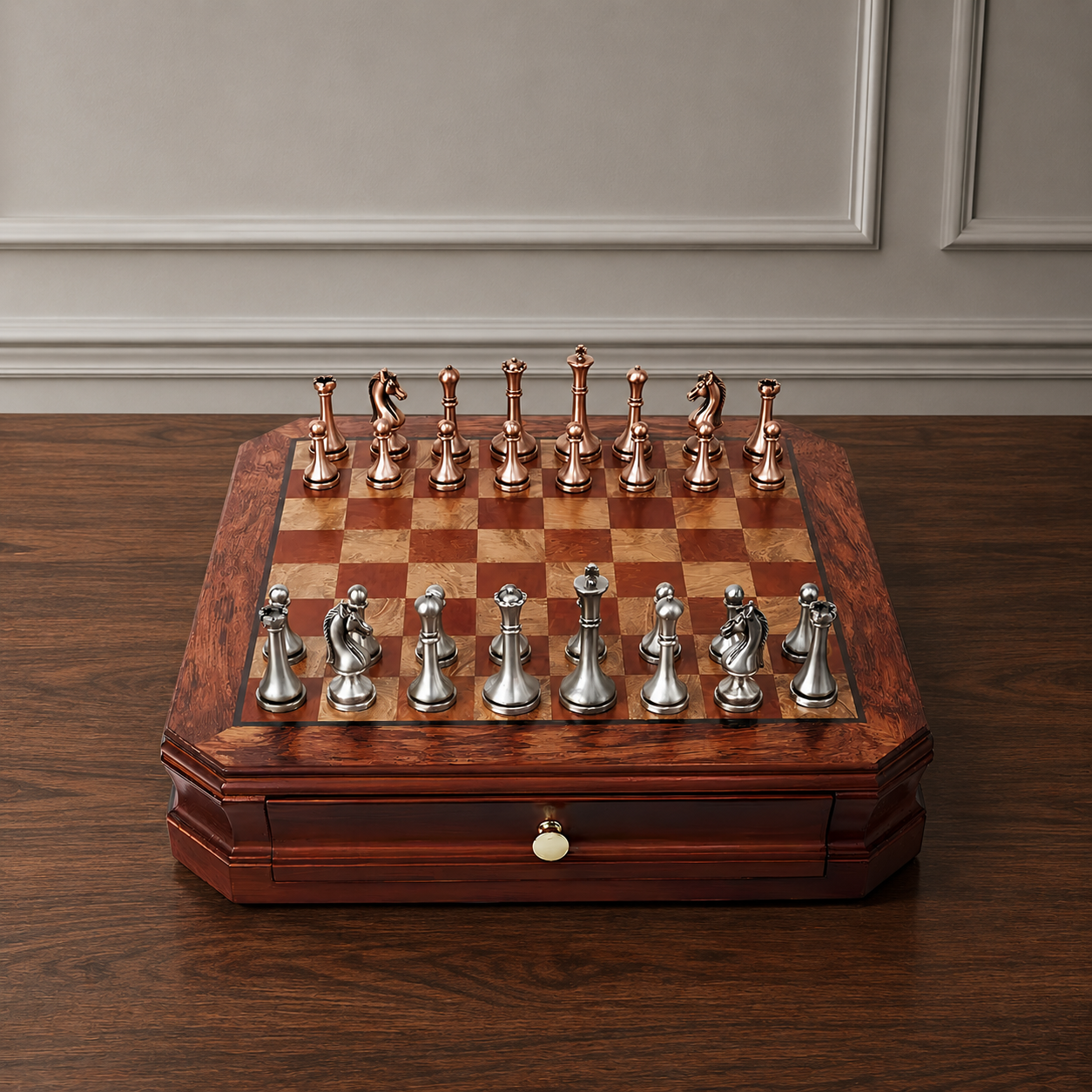Schachbrett aus Holz mit Schublade und Metallfiguren Bild