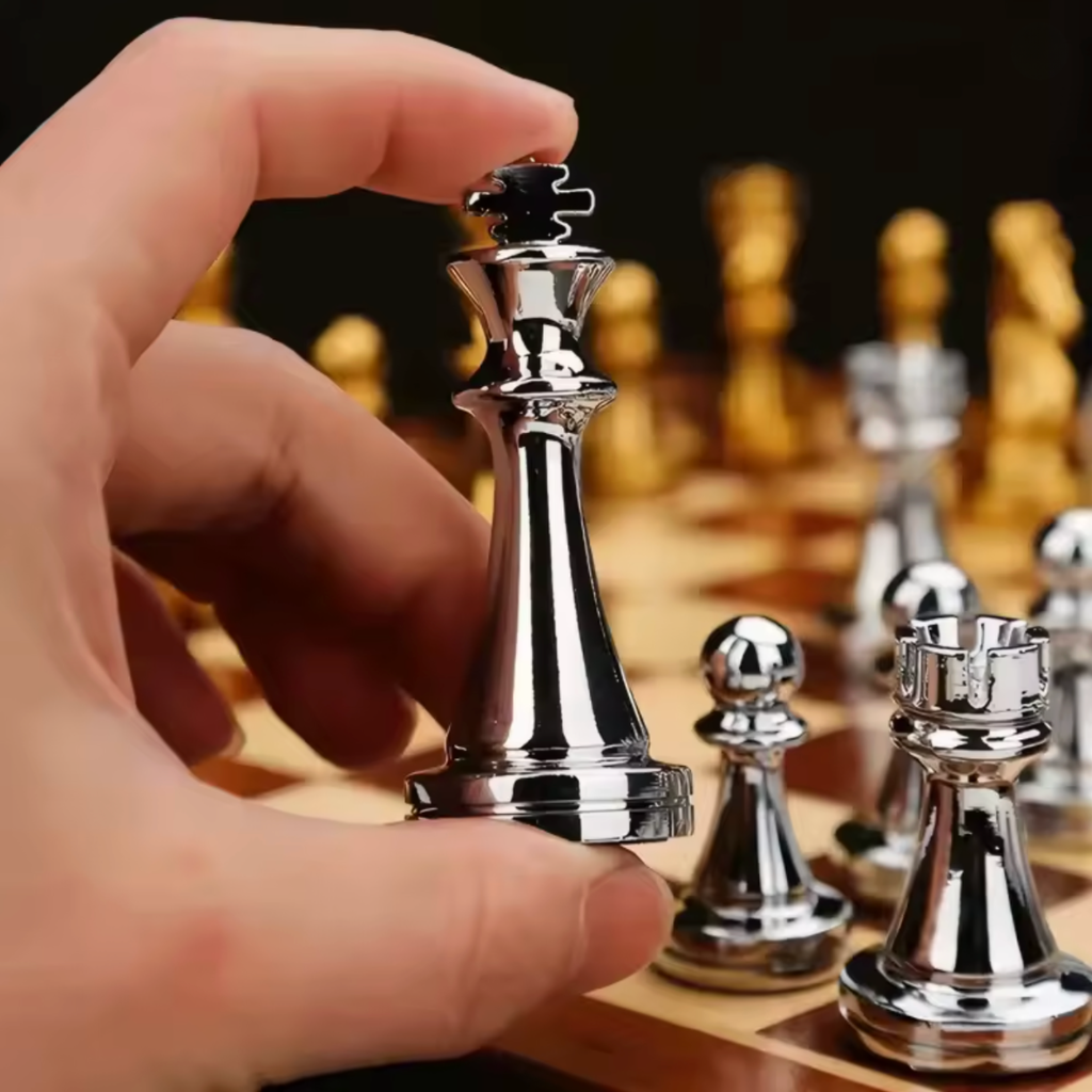 Schachbrett Holz mit Figuren aus Zink