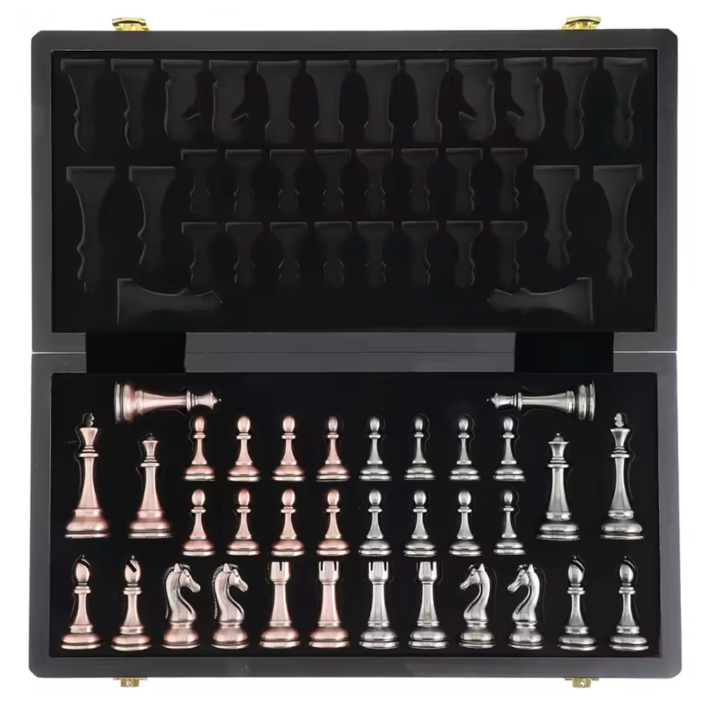 Schachfiguren aus Metall mit Ebenholzbrett