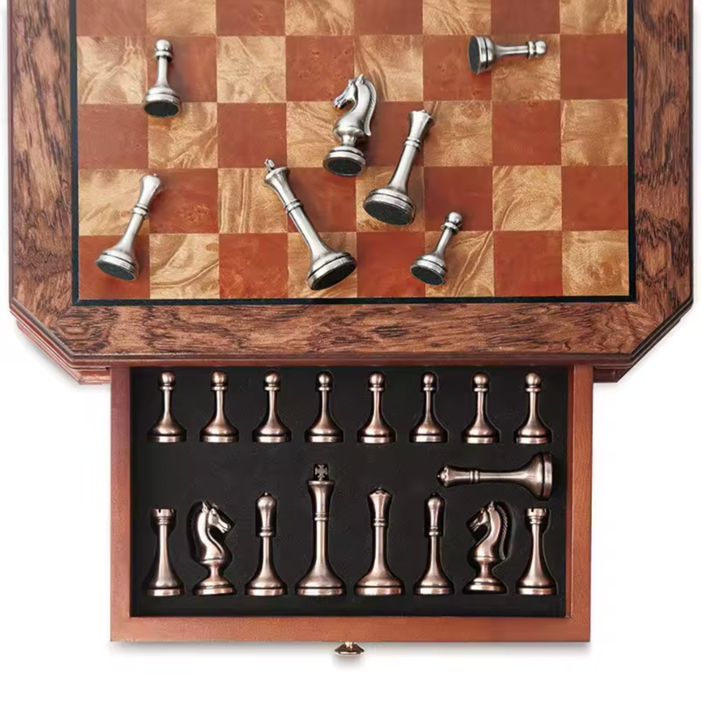 Schachspiel Metall mit achteckigem Holzbrett